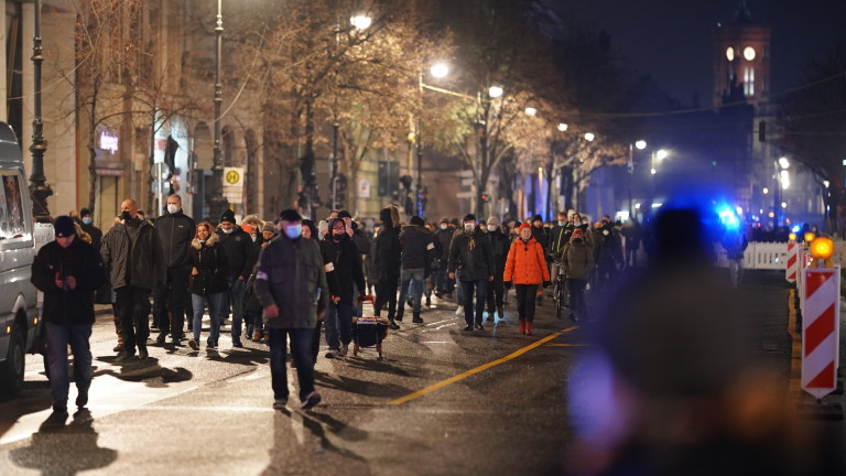 Десетки хиляди в цяла Германия протестират срещу COVID-19 политиката на правителството