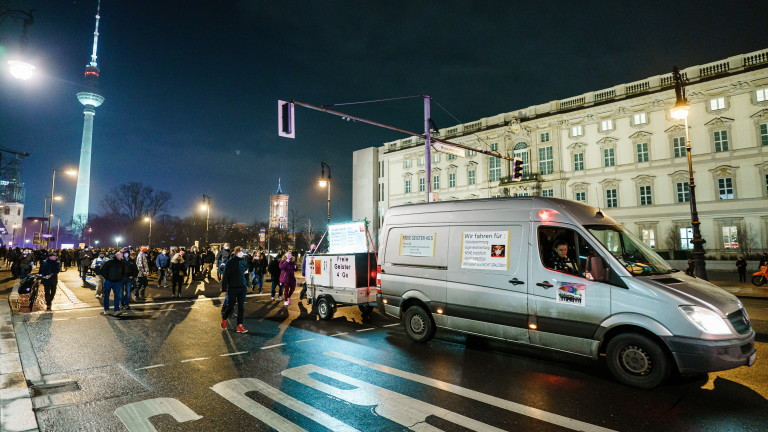 Десетки хиляди в цяла Германия протестират срещу COVID-19 политиката на правителството