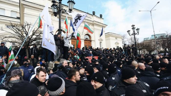 15 човека от протестиращите срещу зелените сертификати ще влязат в