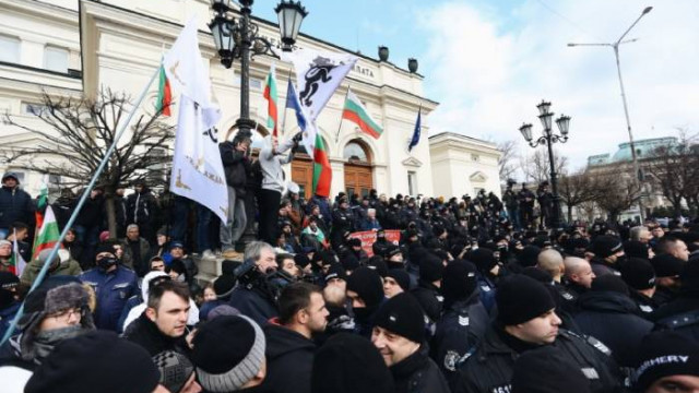 15 човека от протестиращите срещу зелените сертификати ще влязат в