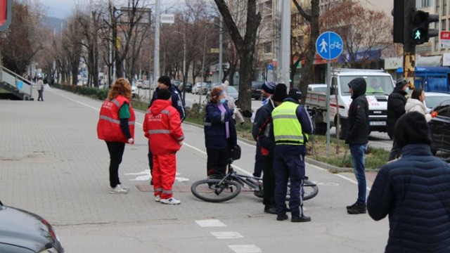 Лек автомобил удари колоездач на кръстовище в Благоевград тази сутрин