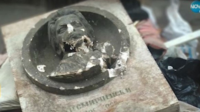 Модел на барелеф на Христо Смирненски с внушителни размери беше