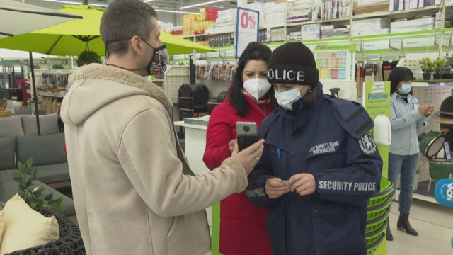 В Бургас полиция и РЗИ масово проверяват за фалшиви сертификати