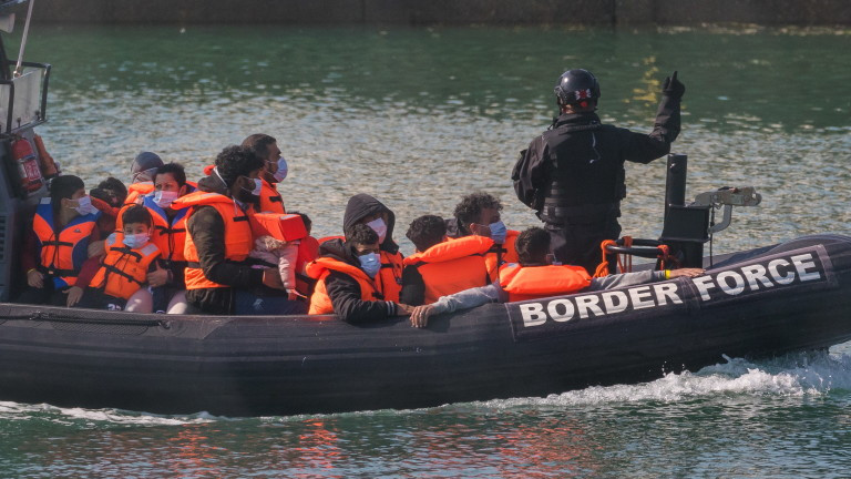 Мигрант загина, а 30 бяха спасени при опит за преминаване на Ламанша