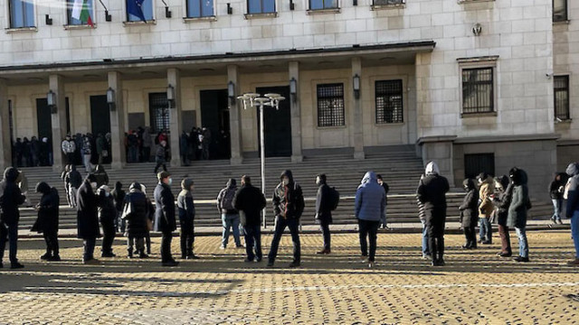 Гигантска опашка се е образувала пред сградата на Българската народна