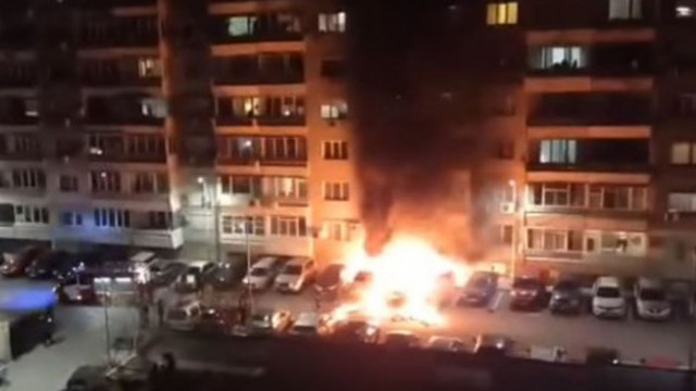Три автомобила горяха тази нощ на паркинг във Варна заради