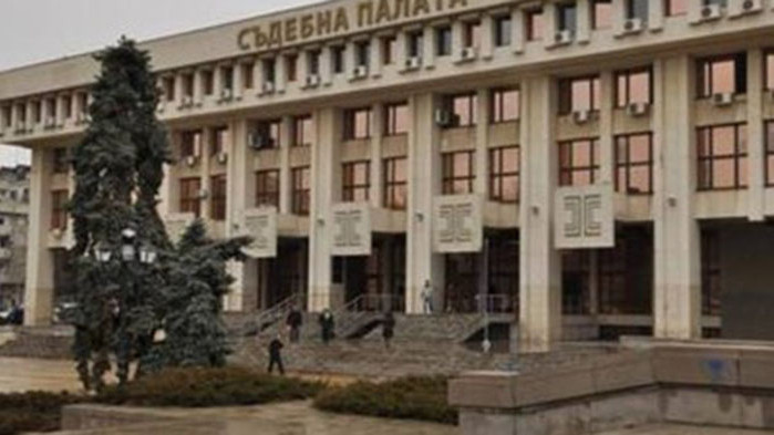 Съдят двама, пребили охранители в Бургас - не ги пуснали в магазин без маски