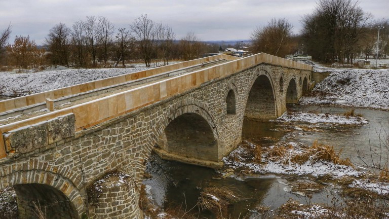 Ремонт на старинен мост във Великотърновско. Съоръжението е на 3