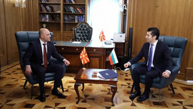 Българският премиер Кирил Петков е връчил на министър председателя на Република