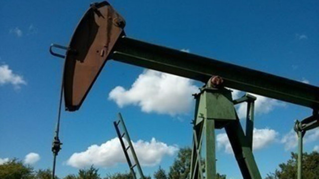 АЕ предупреждава за възможна нова година на нестабилност на петролния пазар