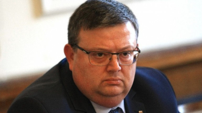 Подалият оставка председател на Антикорупционната комисия Сотир Цацаров се връща