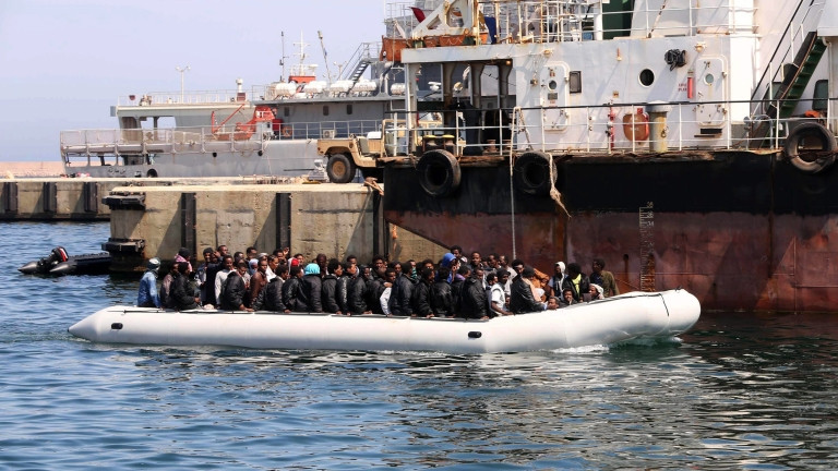Италианската брегова охрана спаси 305 мигранти опитващи се да стигнат