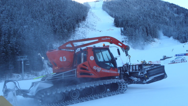 Машина затисна служител на ски зона край Благоевград