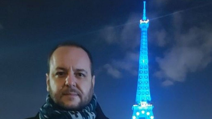 Вицепремиерът се снима с Айфеловата кула