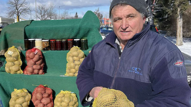 На изходите на град Самоков се продават прочутите самоковски картофи