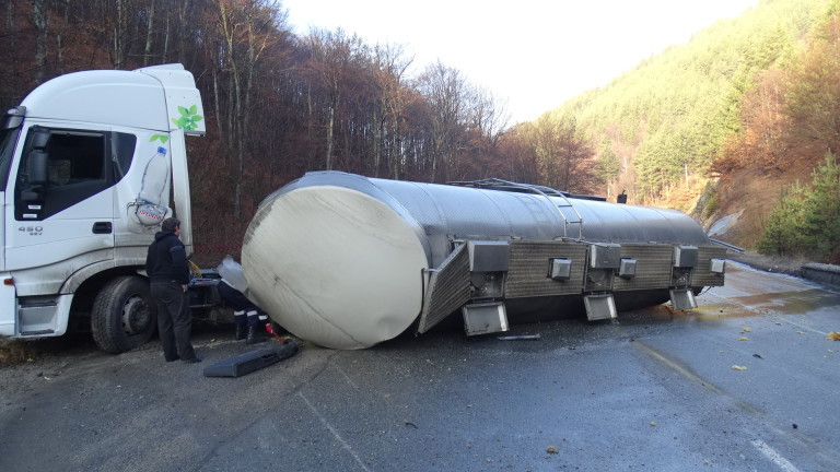 Цистерна със сярна киселина се преобърна във Видинско, съобщава bTV. Инцидентът