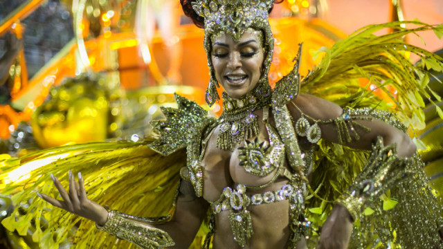 Знаменитият карнавал на самбата в бразилския Рио де Жанейро който трябваше да