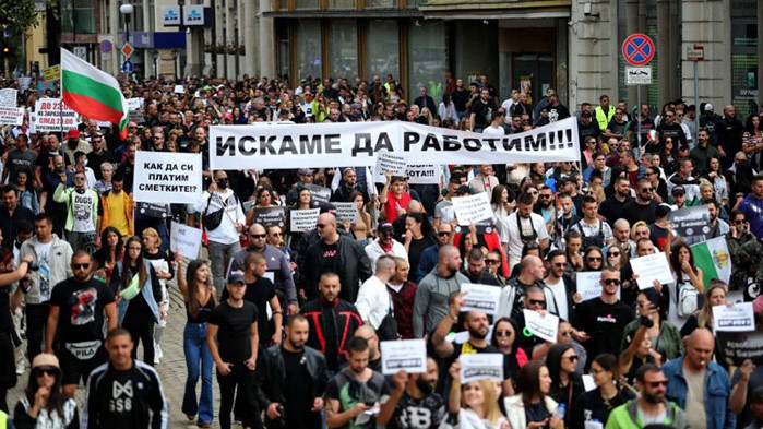 Първо задължаваш един сектор да се ваксинира, а после го