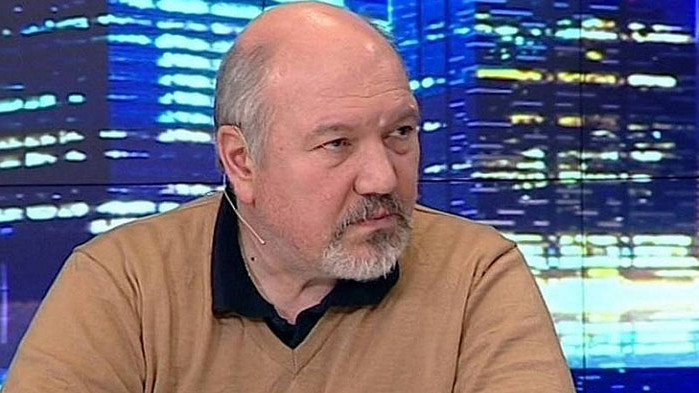 Шефът на Стратегическия на Румен Радев -  Александър Маринов -