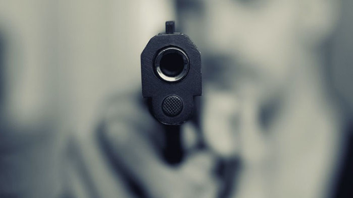 Застреляха млад мъж с боен пистолет в Сливен