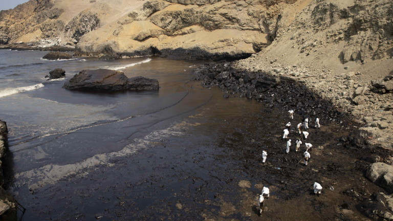 Властите в Перу се борят с петролен разлив