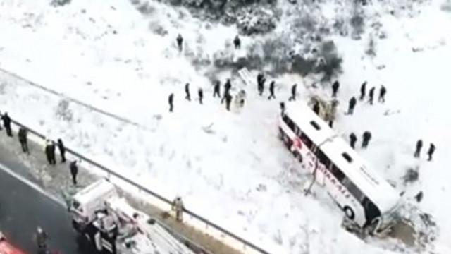 Най малко трима души загинаха при тежка автобусна катастрофа в Истанбул