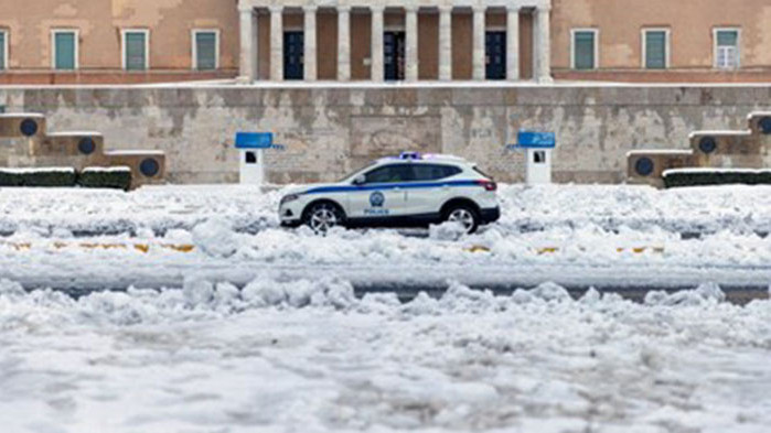 Снегът блокира Гърция, десетки предградия на Атина са без ток