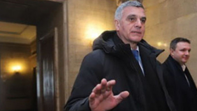 Министърът на отбраната Стефан Янев съкращава държавната администрация в повереното