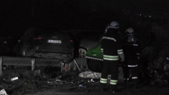 Верижна катастрофа  4 автомобила край Варна, двама души са в болница