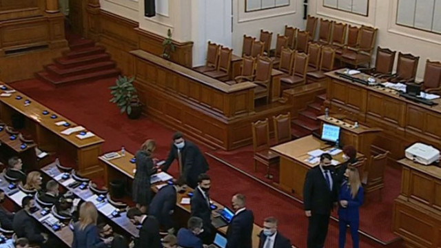 Депутатите решават на второ четене намаляване на състава на КЕВР (НА ЖИВО)
