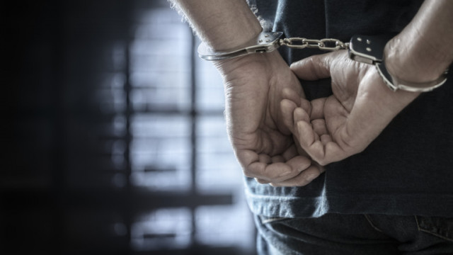 Арестуваха двама мъже превърнали барака в Поморие в дом за