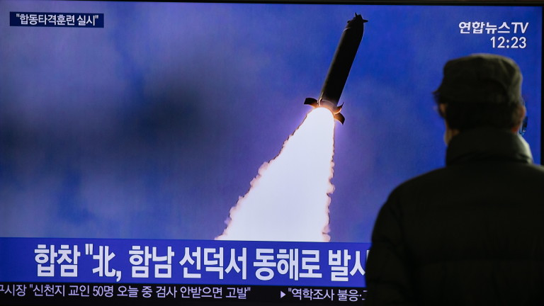 Северна Корея изстреля две ракети с малък обсег към Японско море.