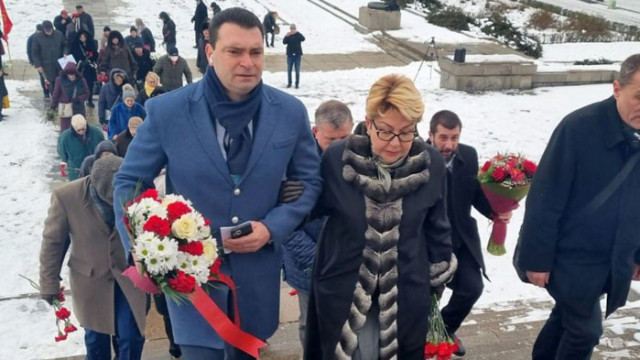 Лидерът на софийската организация на БСП Калоян Паргов поднесе венец