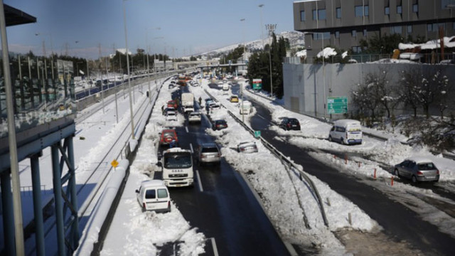 Снегът буквално парализира цялата страна Опозиционната лява гръцка партия СИРИЗА