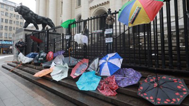 Флашмоб под мотото "Да им пречупим чадъра!" пред Съдебната палата