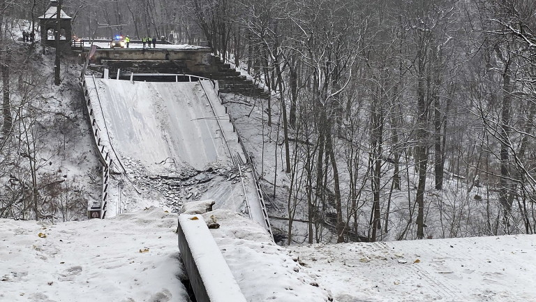 Мост с две платна се срути в Питсбърг рано в
