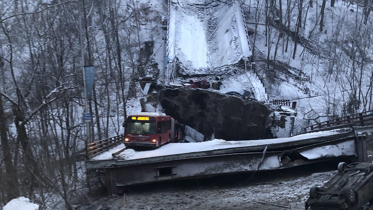Мост се срути в Питсбърг, спасяваха хора с жива верига