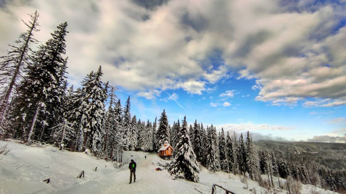 Захлаждане, валежи от дъжд и сняг и силен вятър се
