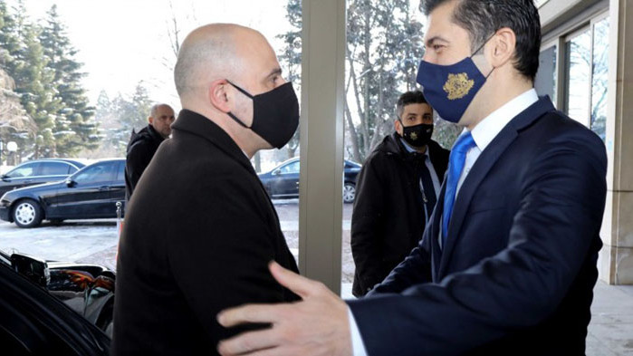 Eh, Чехов и Toлстой ако имаха Grindr…“ Седнах бързо да