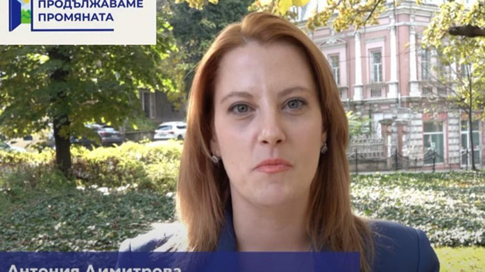 Била е журналист в 2 регионални медии, в едната дори