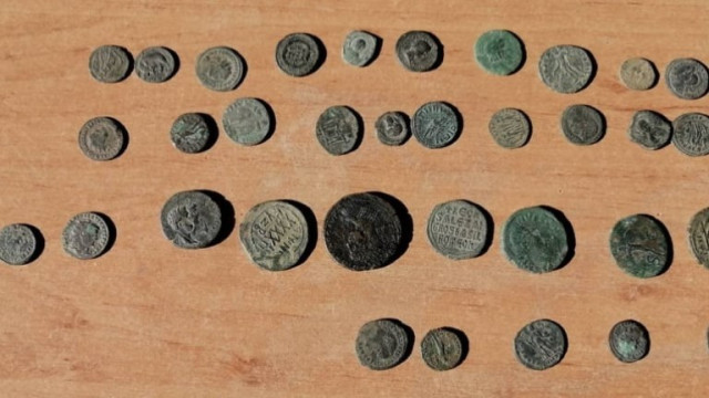 35 старинни монети скрити в предпазна маска за лице задържаха