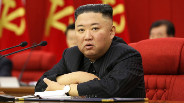 Севернокорейски документален филм показва един накуцващ Ким Чен ун  който се сблъсква
