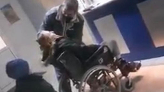 Детенцето, чиято майка издъхна пред очите му в болницата във