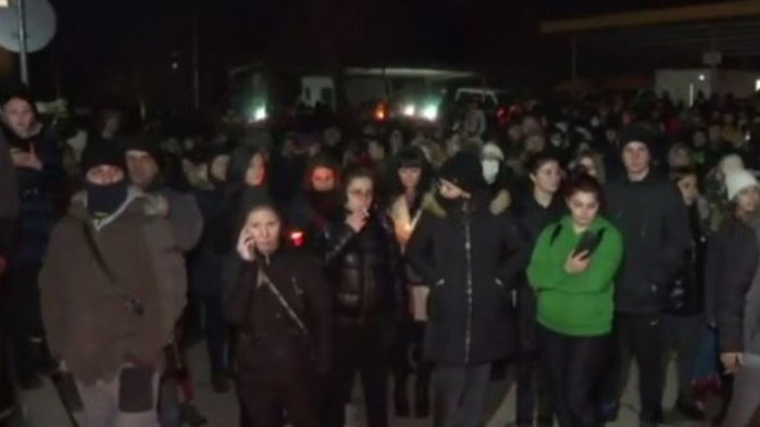 Стотици на протест пред болницата във Враца заради трагичния случай с починалата жена