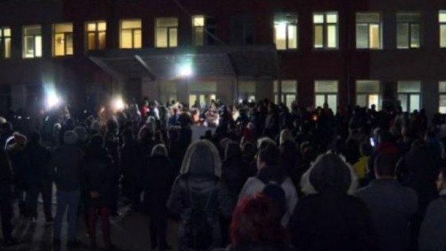 Най малко 400 души се събраха пред болницата във Враца на