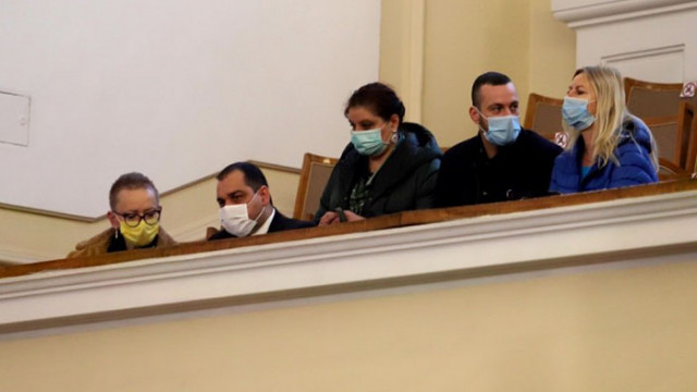 Носят ли депутатите маска в пленарната зала проверяват днес служителите