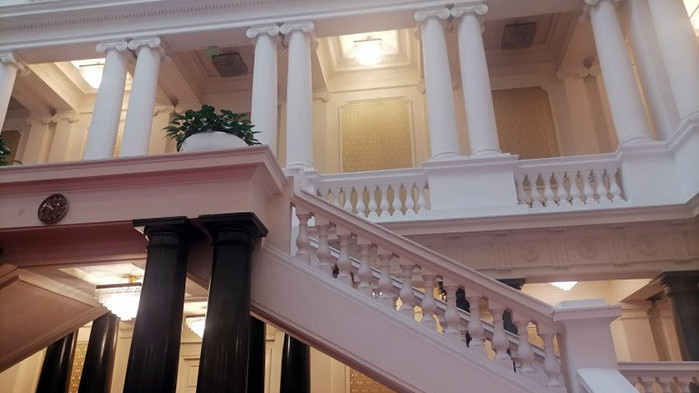 Заради високите сметки за ток: Народното събрание също остана частично на тъмно (СНИМКИ)