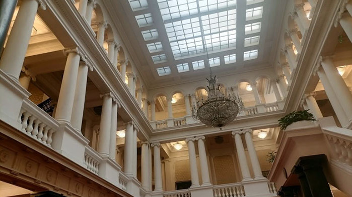 Заради високите сметки за ток: Народното събрание също остана частично на тъмно (СНИМКИ)