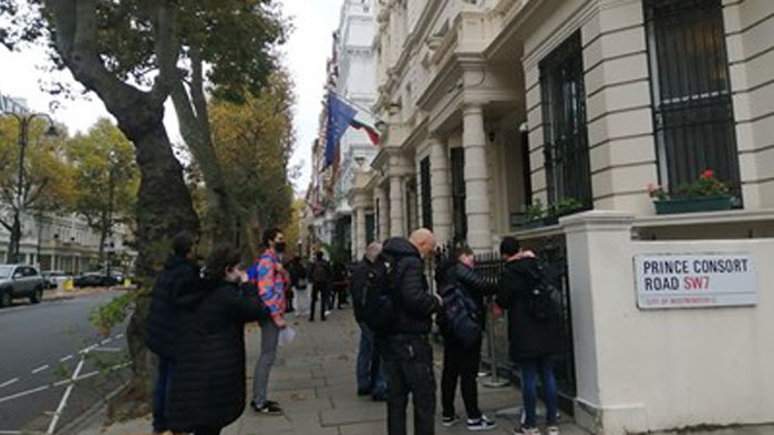 Сигнал плаши със „сблъсъци и жертви“ пред посолството ни в Лондон