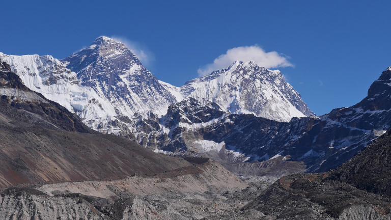Изменението на климата се отразяват на най-високия ледник на Еверест,